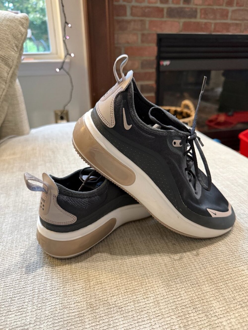 Nike Women's Air Max Dia 7.5 in Black Pumice